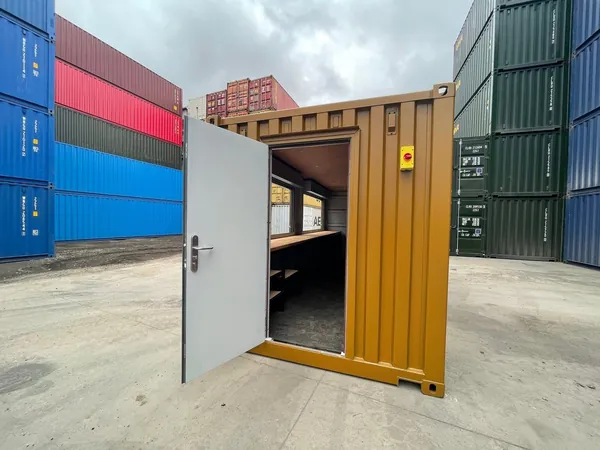 20ft Converted Container Bar – Fully Customized Outdoor Serving Unit for sale – Available (photo 2)