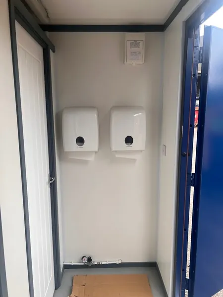 20ft x 8ft Shipping Container Toilet Block – Reading for sale – Available (photo 2)