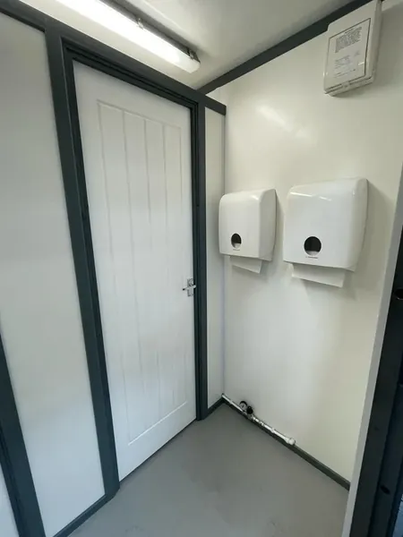 20ft x 8ft Shipping Container Toilet Block – Reading for sale – Available (photo 6)