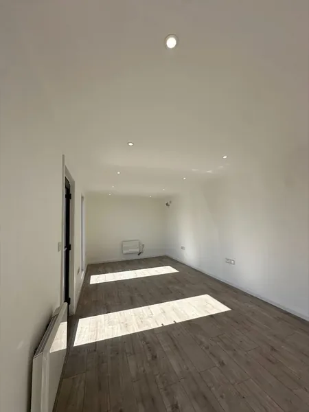 7.5 x 3m Office with kitchenette/WC for sale – Available (photo 2)