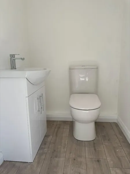 7.5 x 3m Office with kitchenette/WC for sale – Available (photo 3)