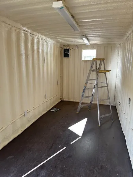Custom 20ft/40ft Shipping Container – Insulated w/ Electric & Door – Ready to Go! for sale – New (photo 4)